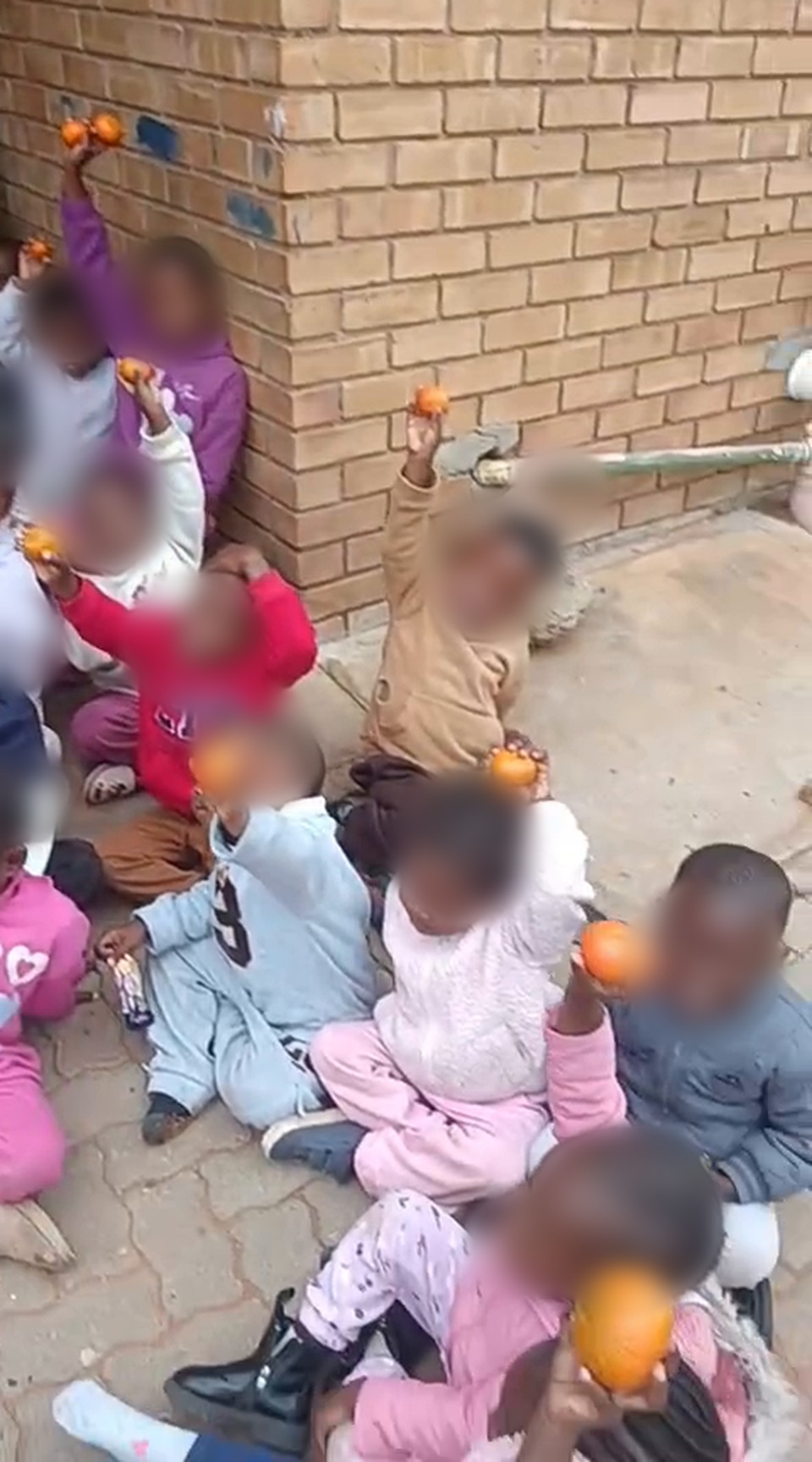 Learners at the school in Alldays enjoying their naartjies
